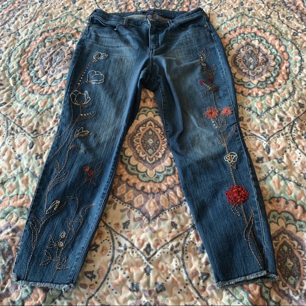 🎃 4 for $30! Cropped embroidered jeans